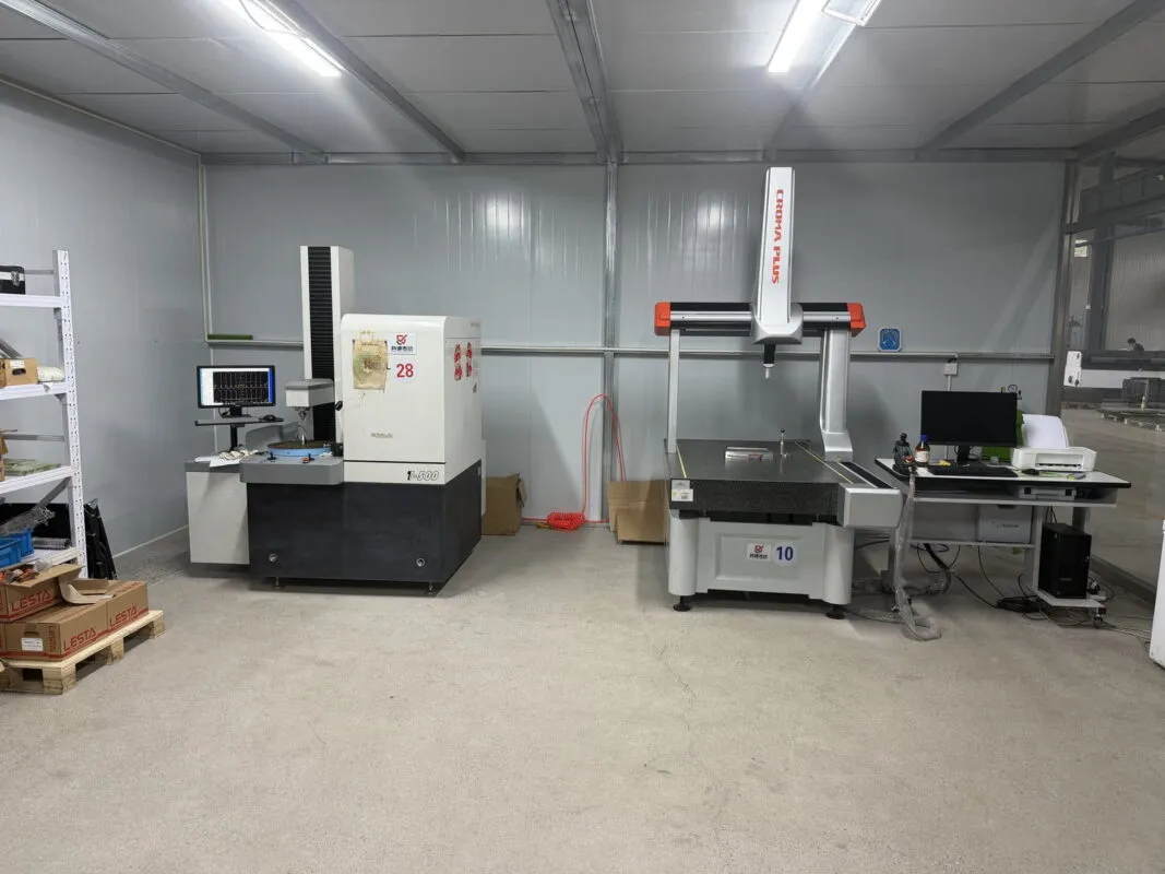 Inspection room with gear measuring centre and coordinate measuring machine